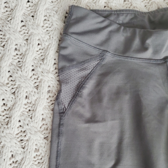 Champion Mid Rise Yoga Capri- Size M - Picture 6 of 8